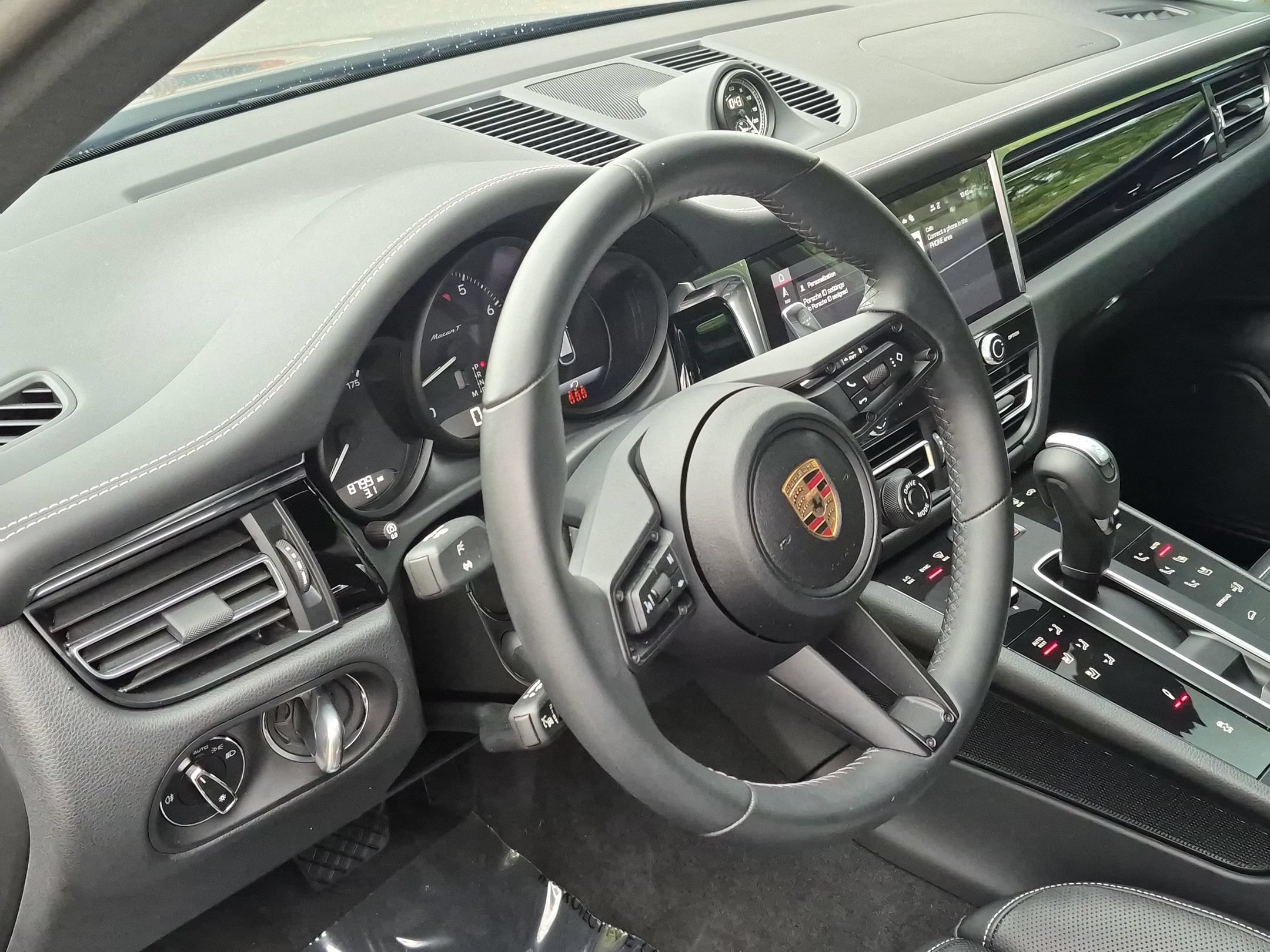 Certified 2025 Porsche Macan Turbo AWD/4WD image 3