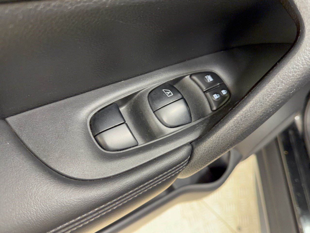 Used 2017 Nissan Rogue S FWD image 15