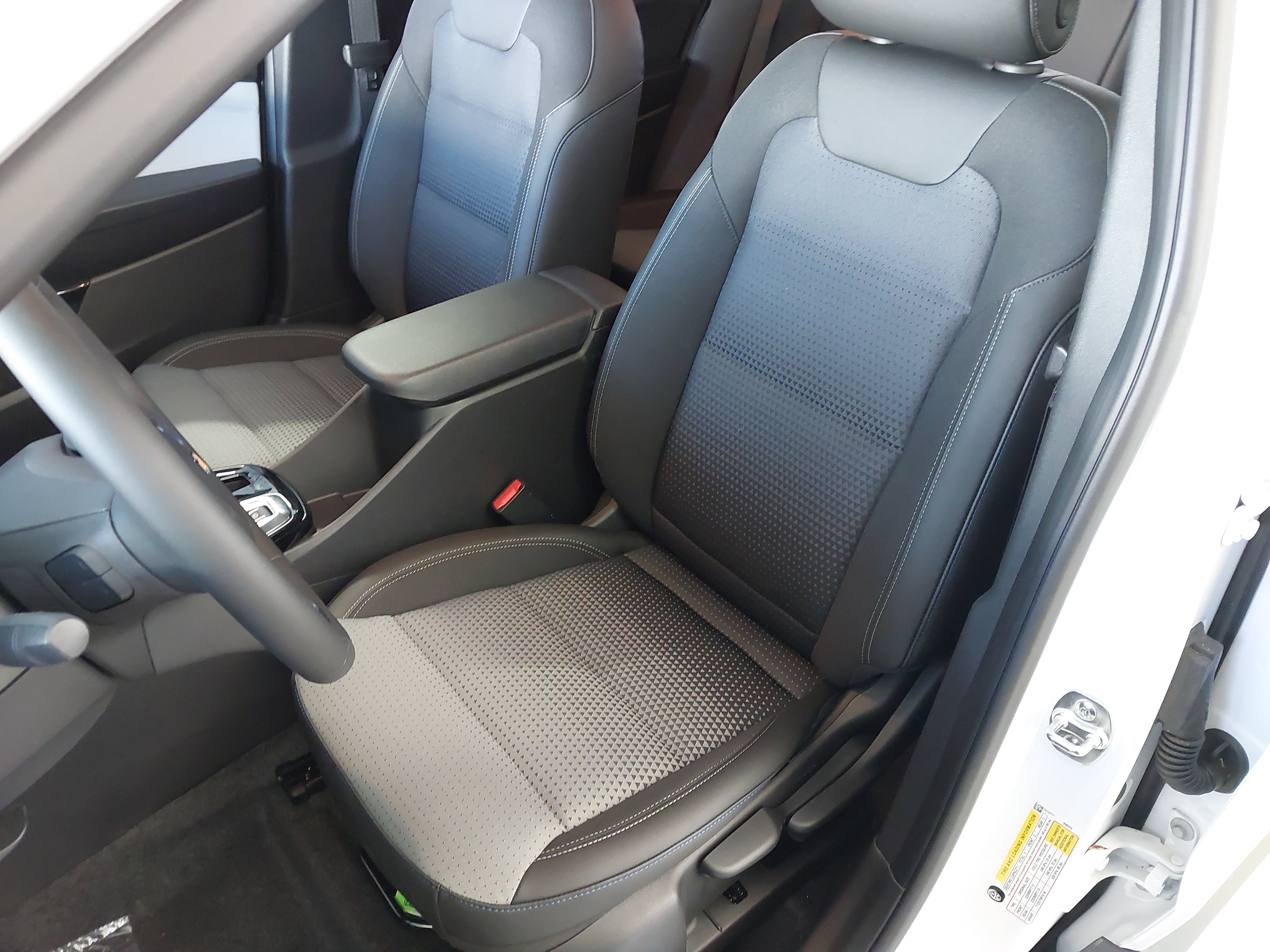 Used 2025 Chevrolet Trax LT w/ Driver Confidence Package FWD image 23