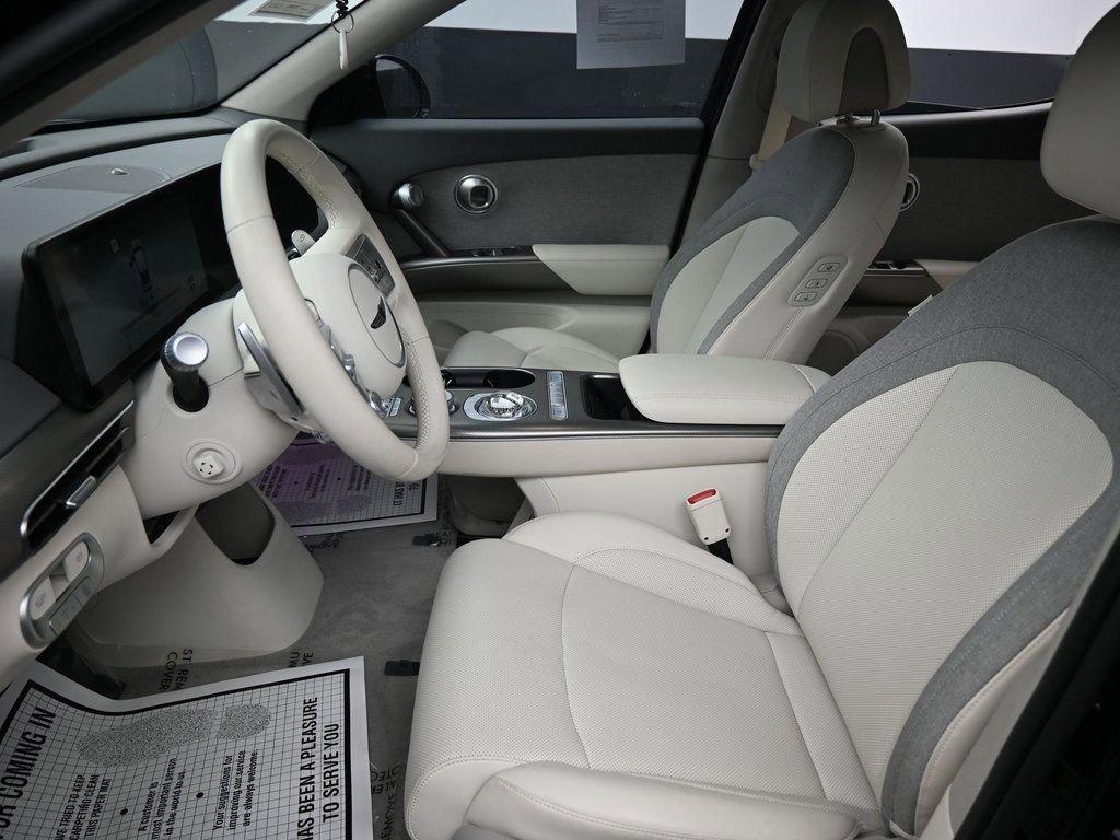 Used 2024 Genesis GV60 RWD image 27