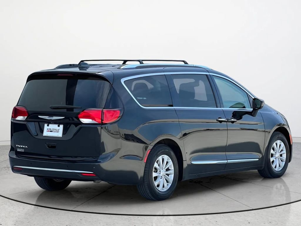 Used 2019 Chrysler Pacifica Touring-L FWD image 2