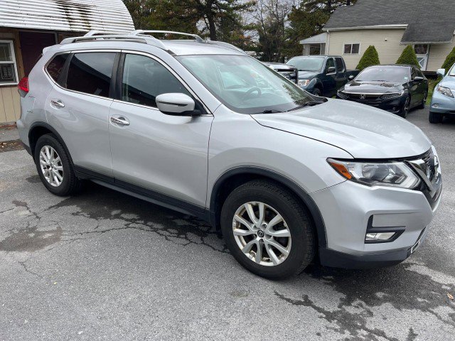 Used 2017 Nissan Rogue SV image 4