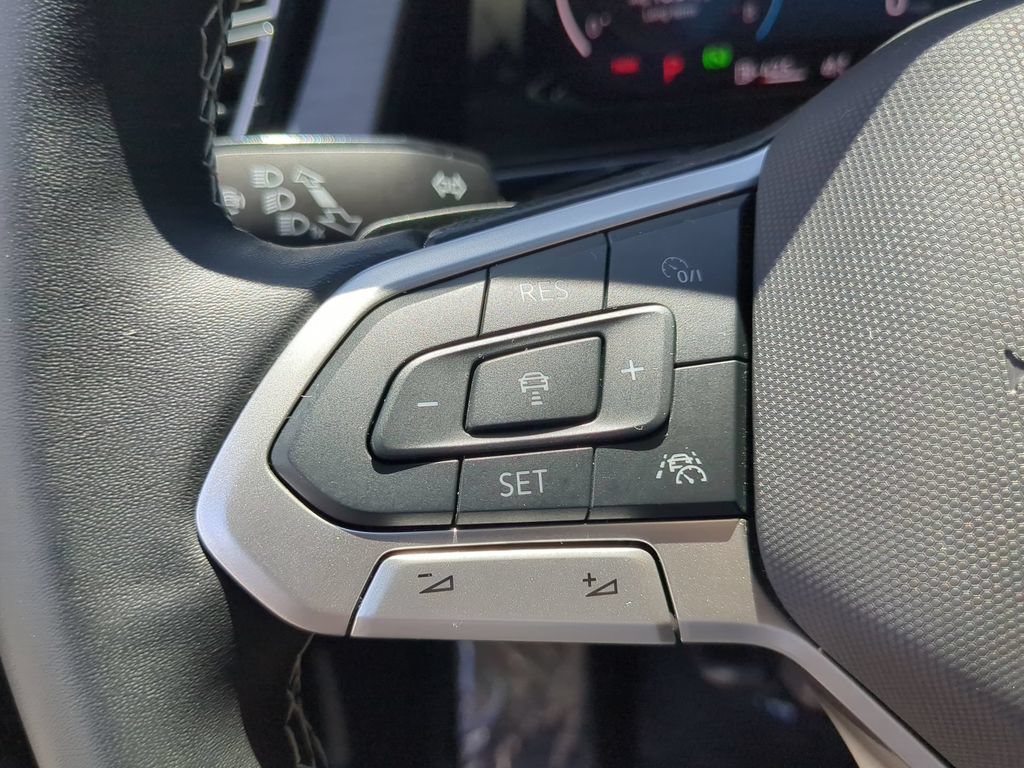Used 2025 Volkswagen Atlas Cross Sport SE FWD image 28