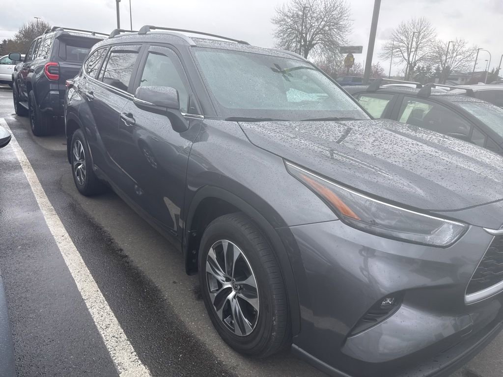 Used 2024 Toyota Highlander XLE image 1