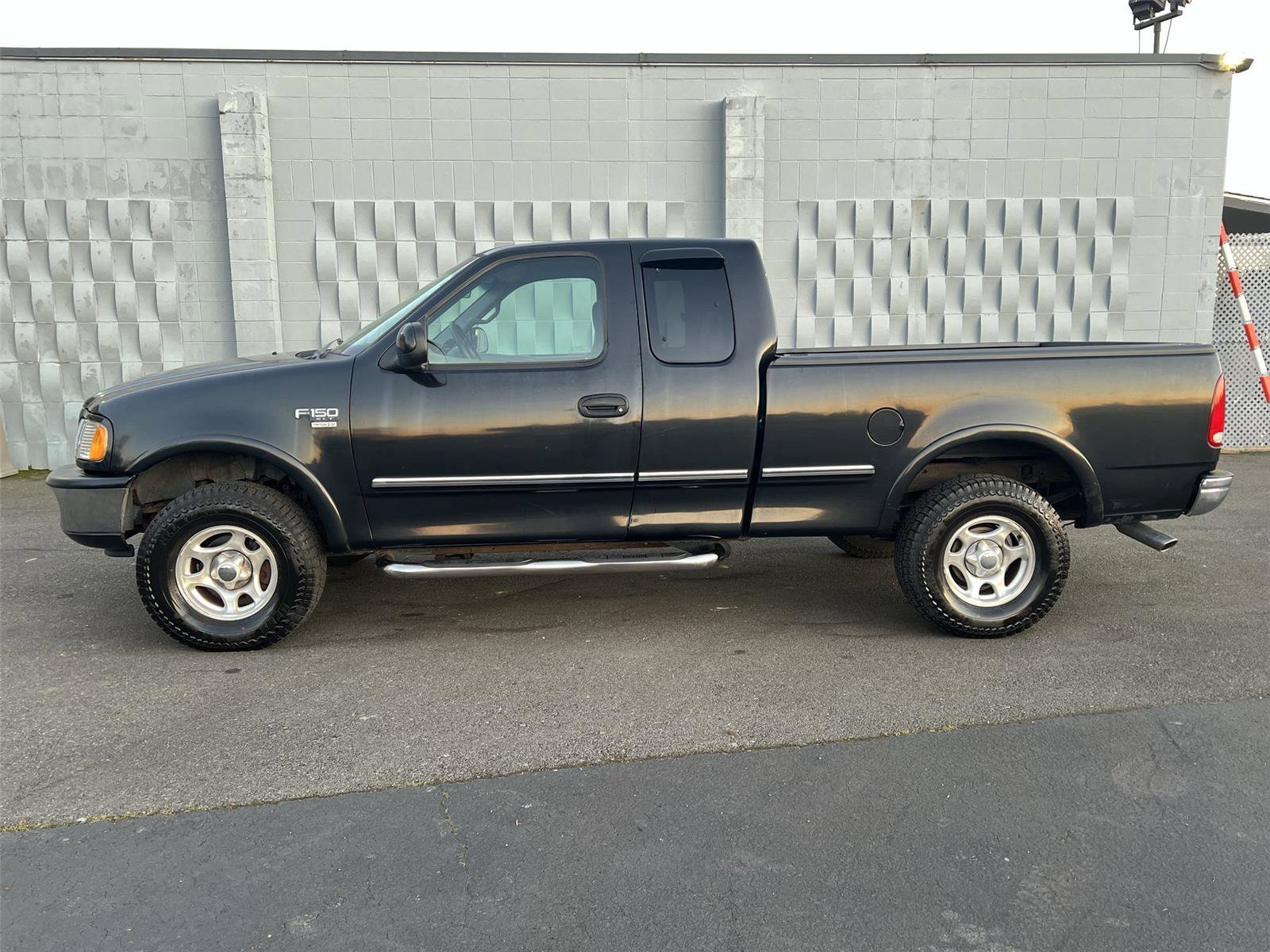 Used 1998 Ford F150 XLT image 4