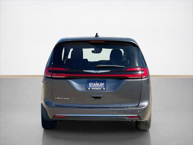 Used 2023 Chrysler Pacifica Touring-L FWD image 7
