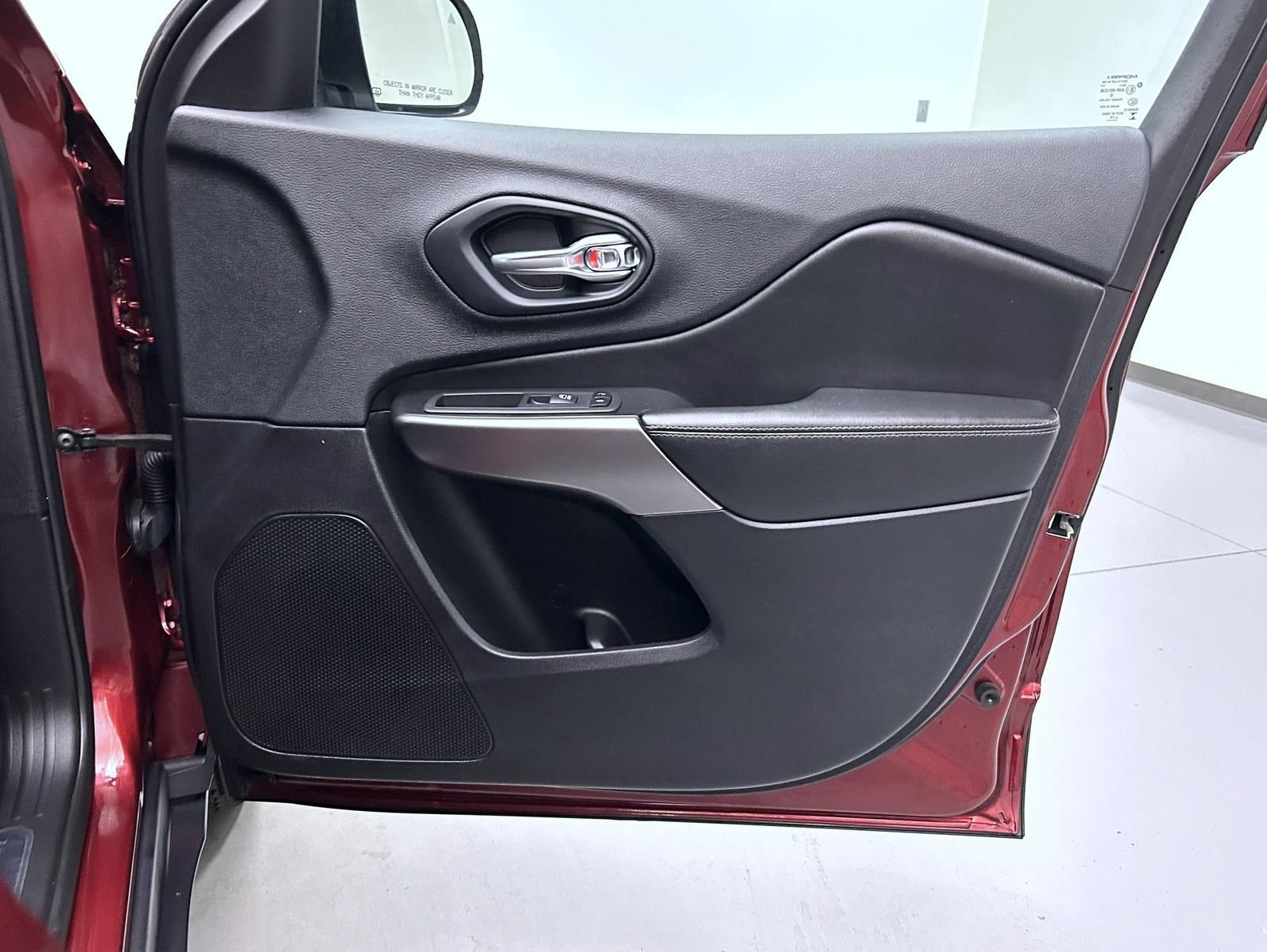 Used 2019 Jeep Cherokee Limited AWD/4WD image 16