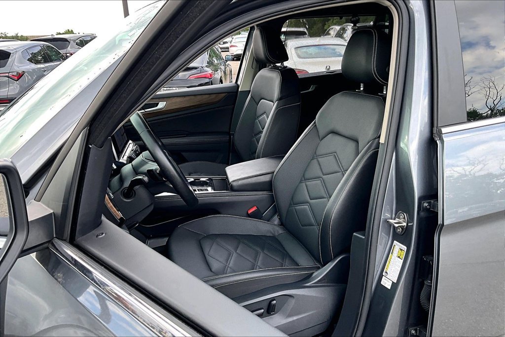 Used 2025 Volkswagen Atlas SE FWD image 32