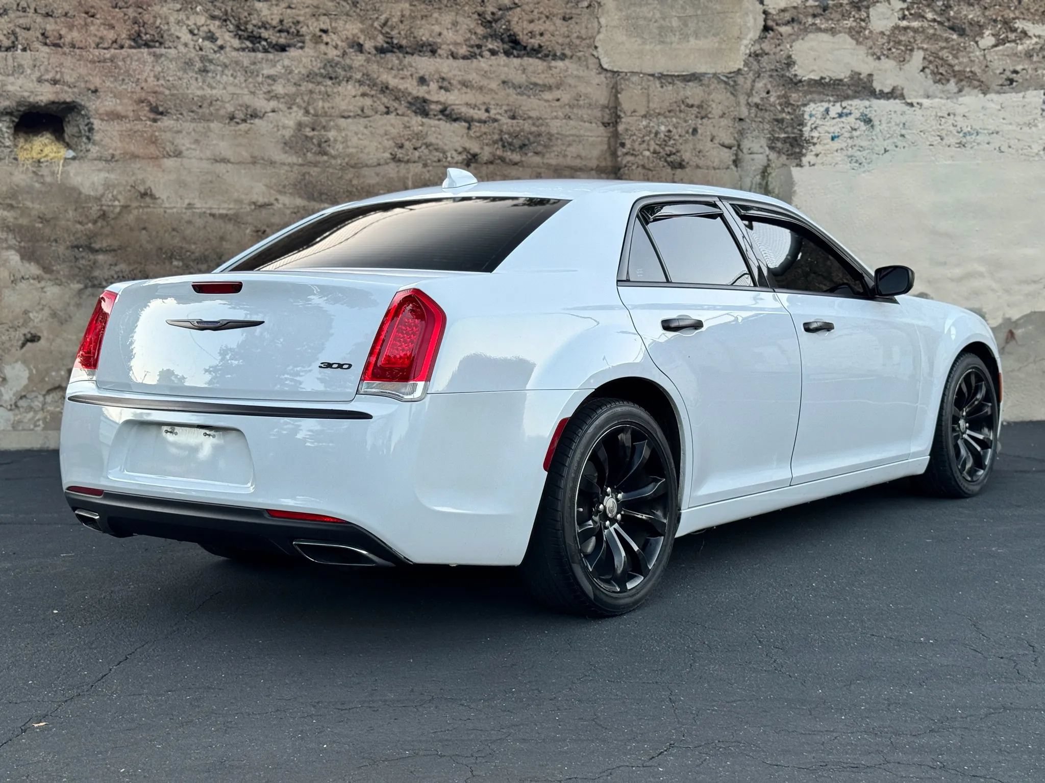Used 2018 Chrysler 300 Limited RWD image 4