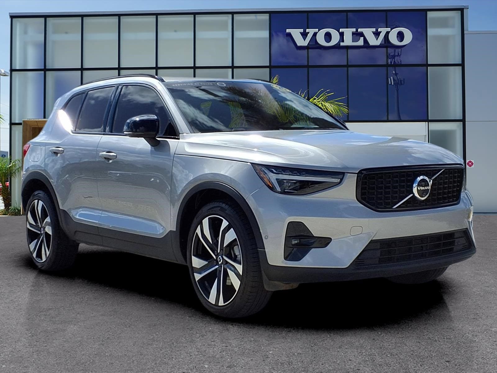 Certified 2025 Volvo XC40 B5 Ultra AWD/4WD image 1