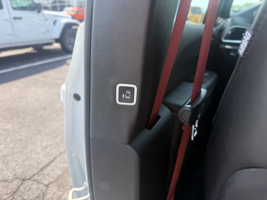 New 2027 Chrysler Pacifica Select FWD image 39