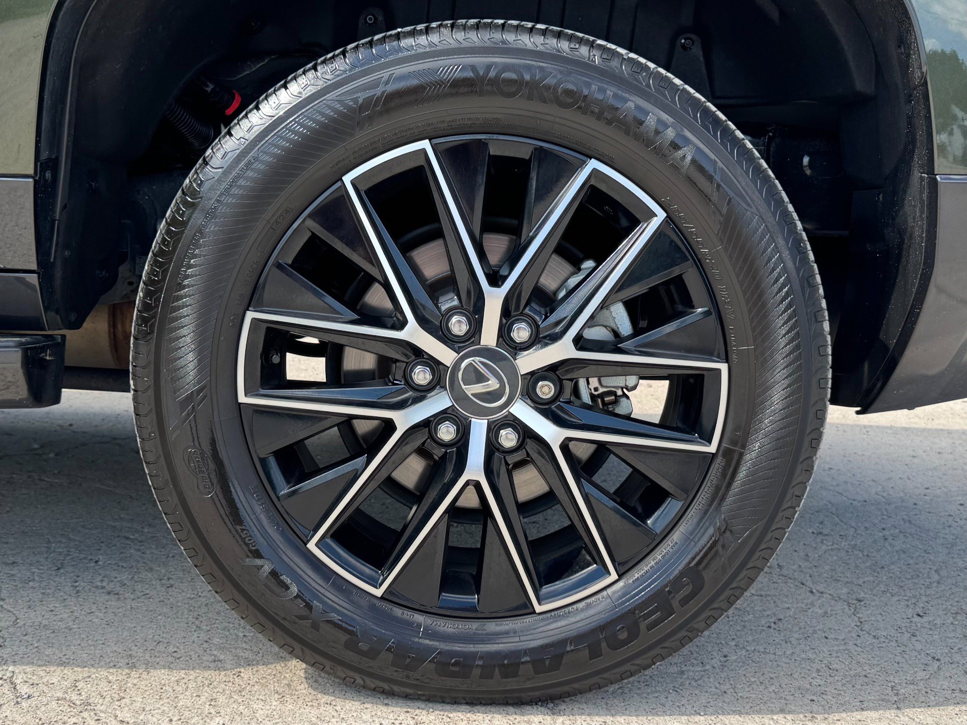 Used 2024 Lexus GX 550 w/ Accessory Package (Z1) AWD/4WD image 17