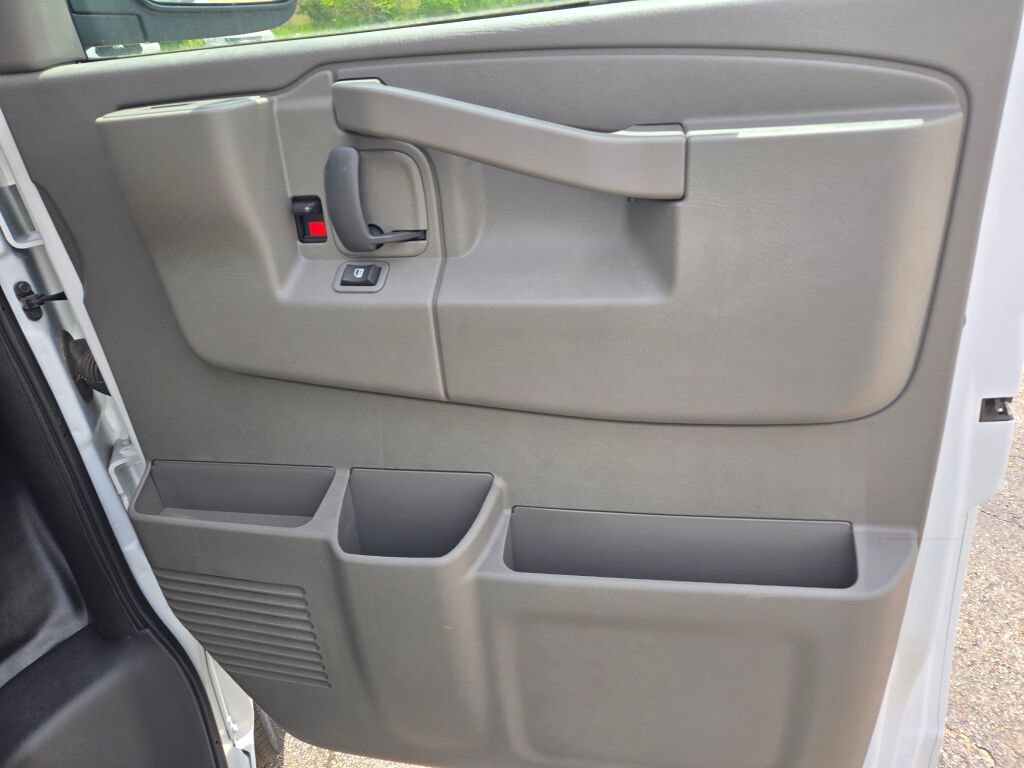 Used 2025 Chevrolet Express 2500 w/ Driver Convenience Package RWD image 7