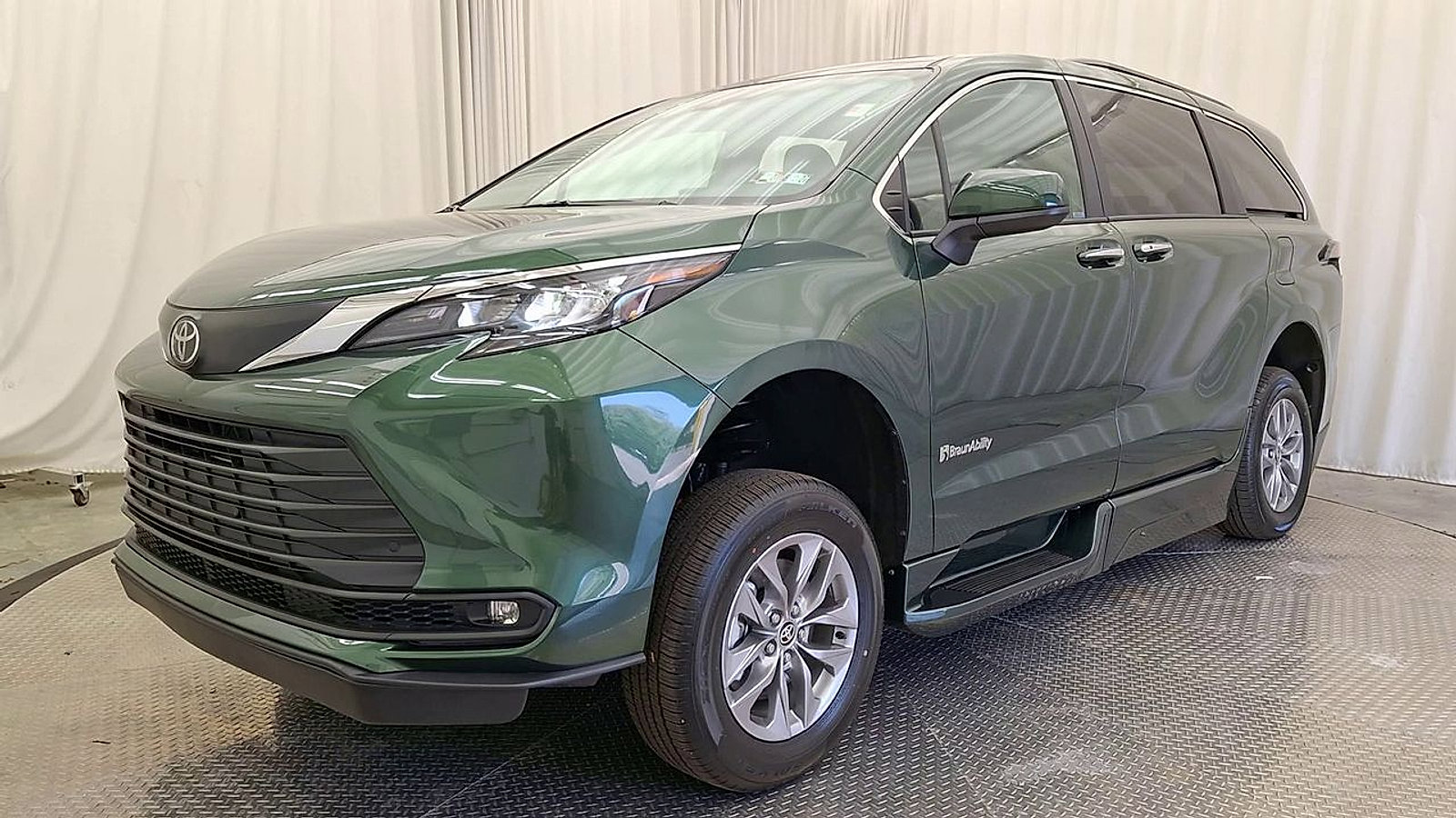 Used 2026 Toyota Sienna XLE FWD image 7