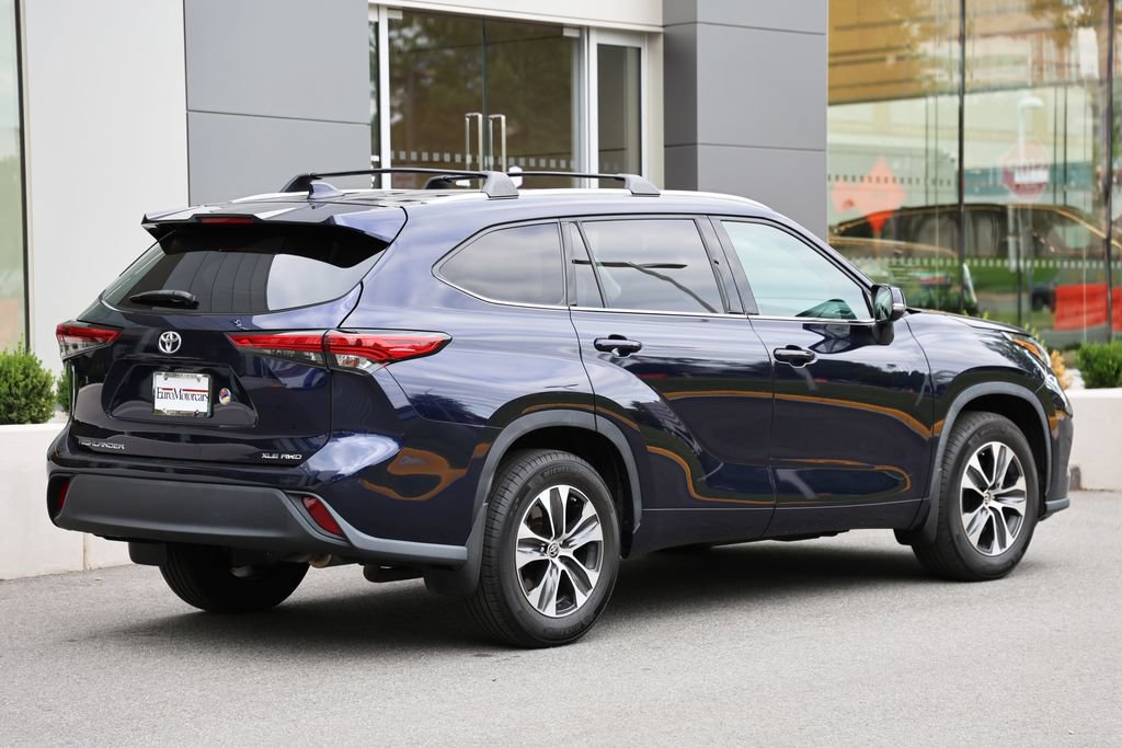 Used 2021 Toyota Highlander XLE AWD/4WD image 4