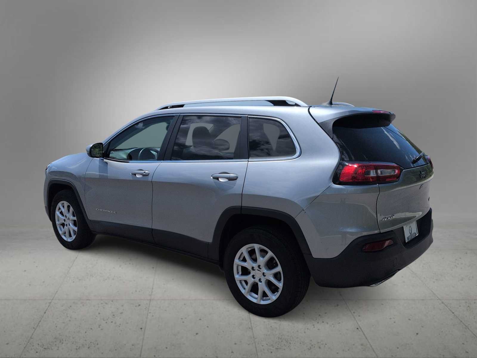 Used 2016 Jeep Cherokee Latitude w/ Cold Weather Group AWD/4WD image 6