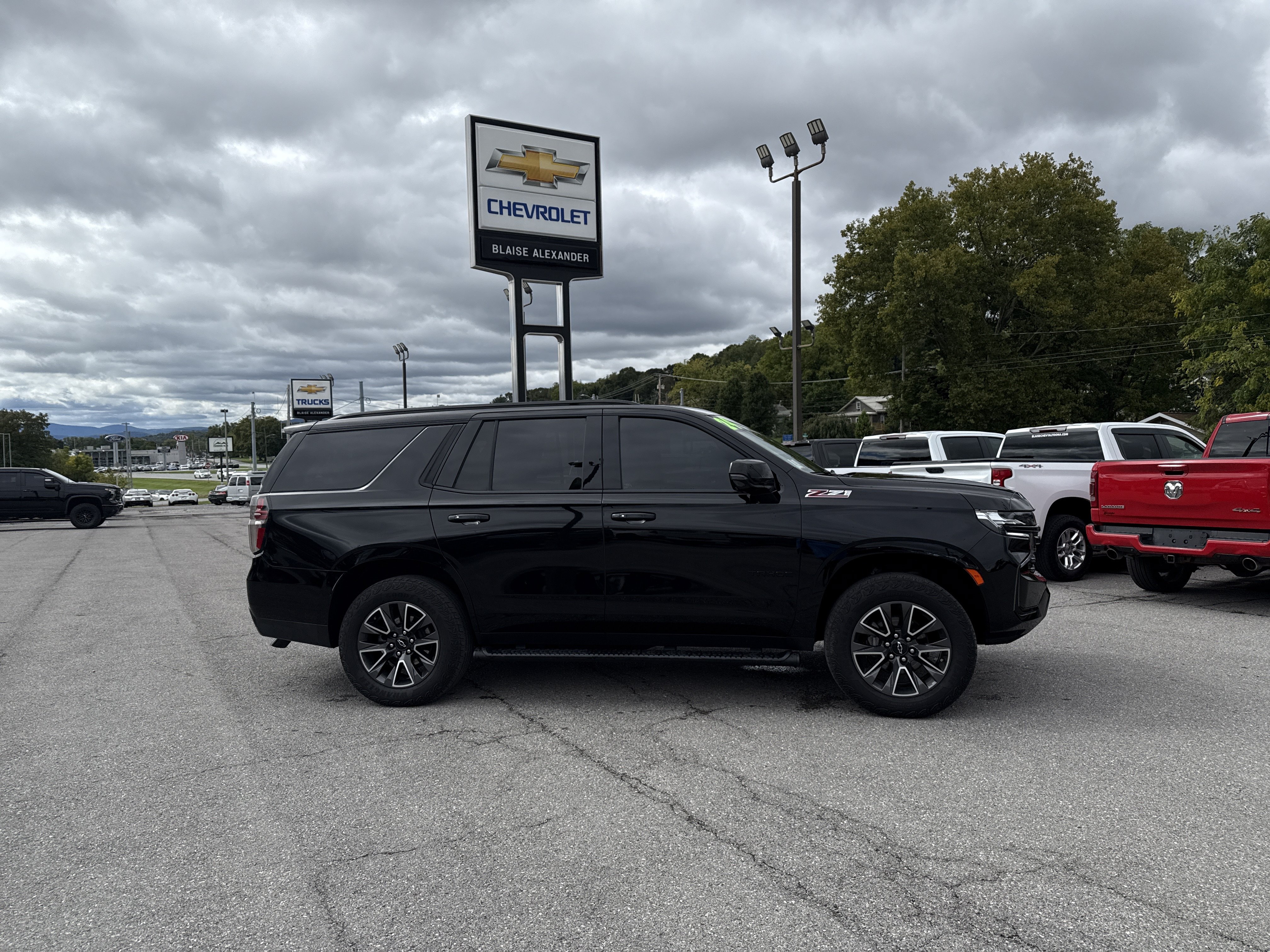 Used 2024 Chevrolet Tahoe Z71 w/ Luxury Package AWD/4WD image 2