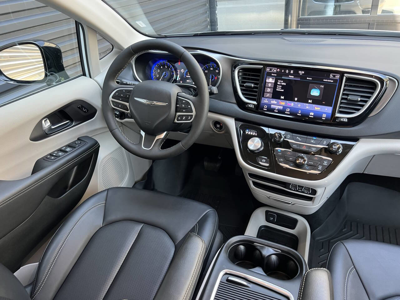 Used 2024 Chrysler Pacifica Touring-L FWD image 25