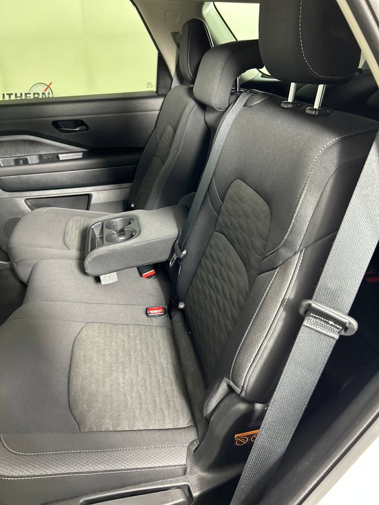 Used 2025 Nissan Pathfinder SV image 17