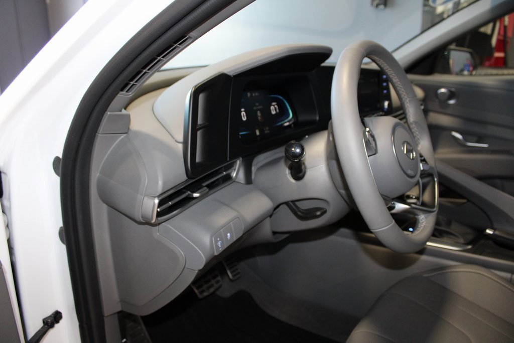 Used 2025 Hyundai Elantra Sport image 11