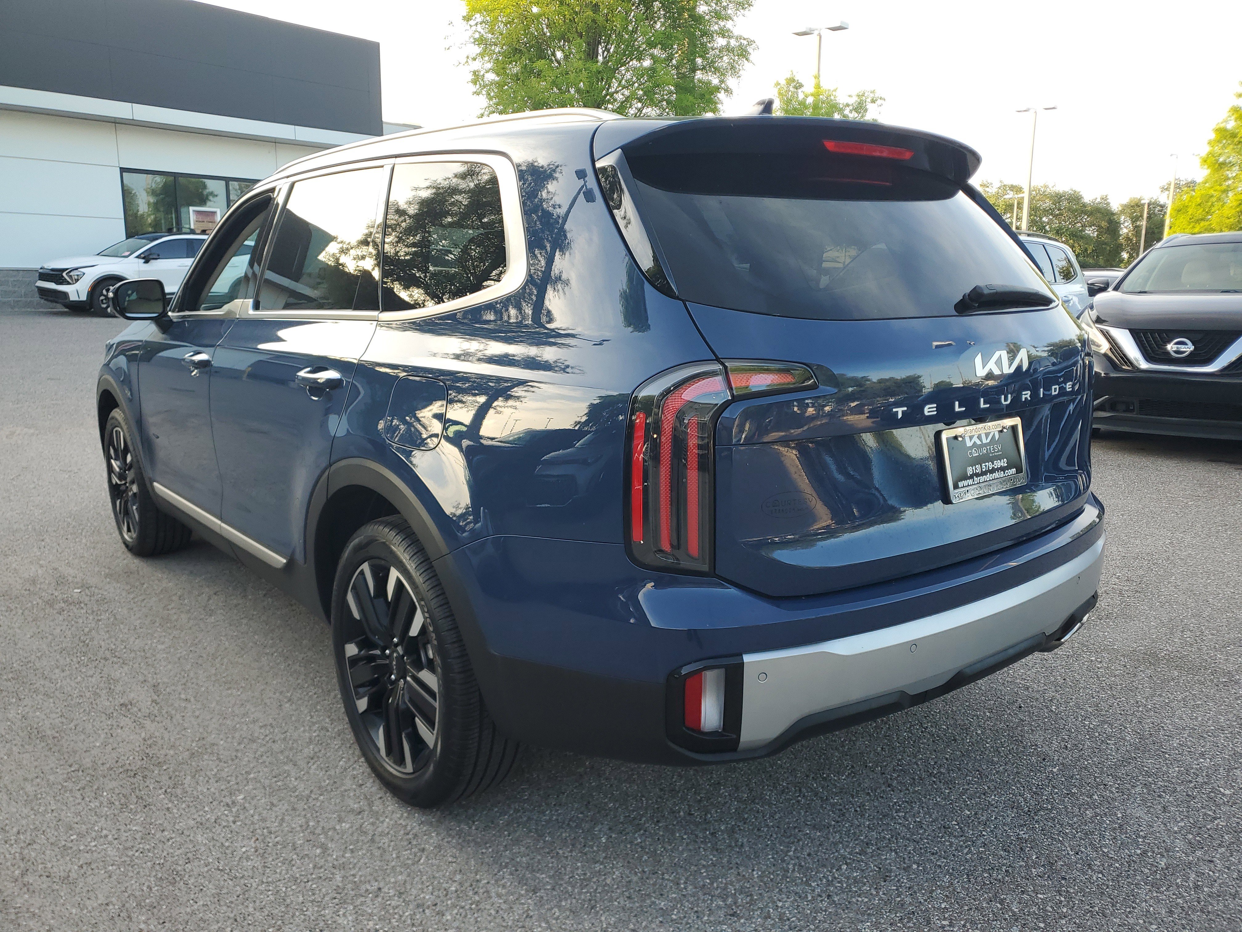 Used 2023 Kia Telluride SX FWD image 2