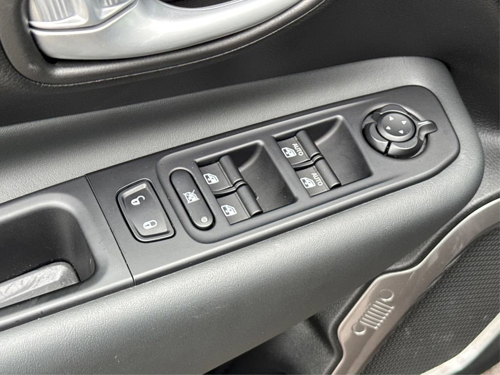 Used 2023 Jeep Renegade Latitude w/ Sun/Sound Group AWD/4WD image 38