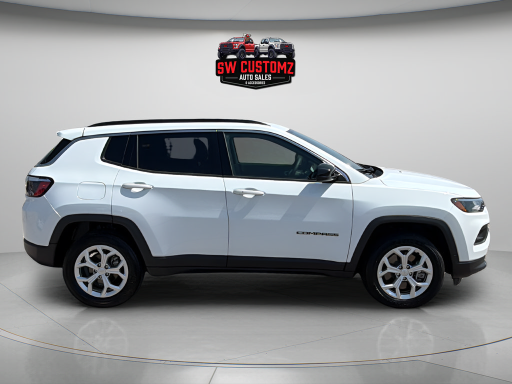 Used 2024 Jeep Compass Latitude AWD/4WD image 8