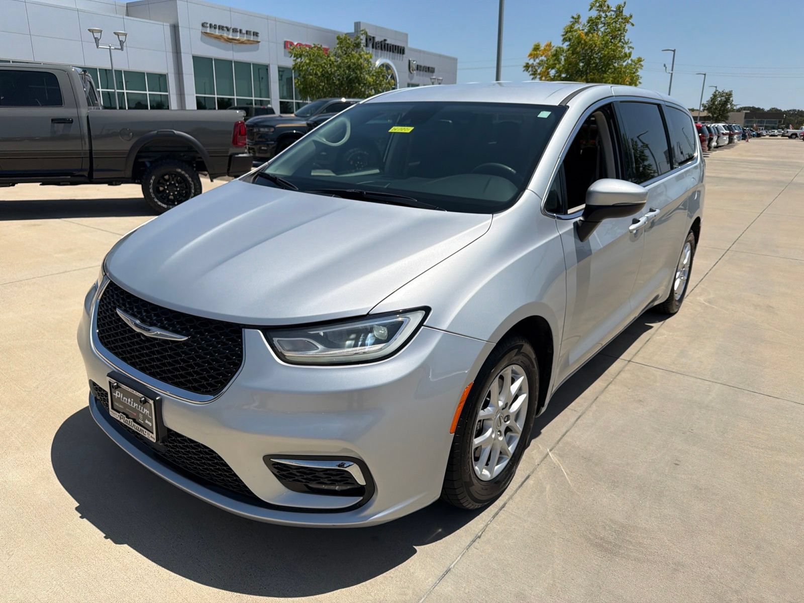 Used 2023 Chrysler Pacifica Touring-L FWD image 9