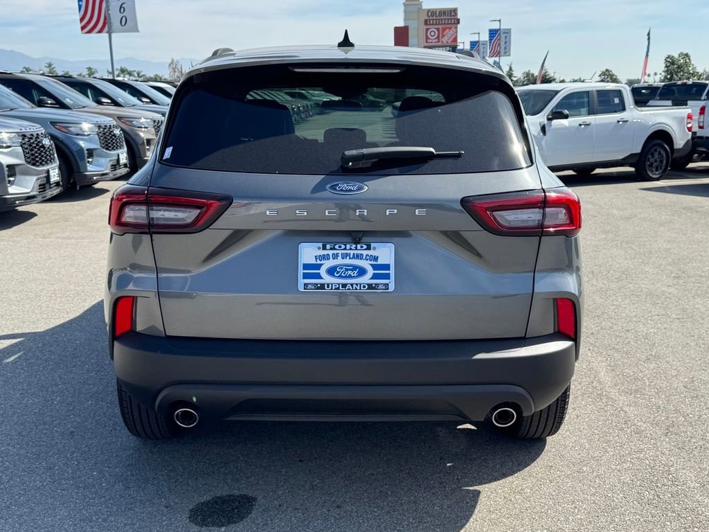 Used 2025 Ford Escape ST-Line w/ Cold Weather Package FWD image 4