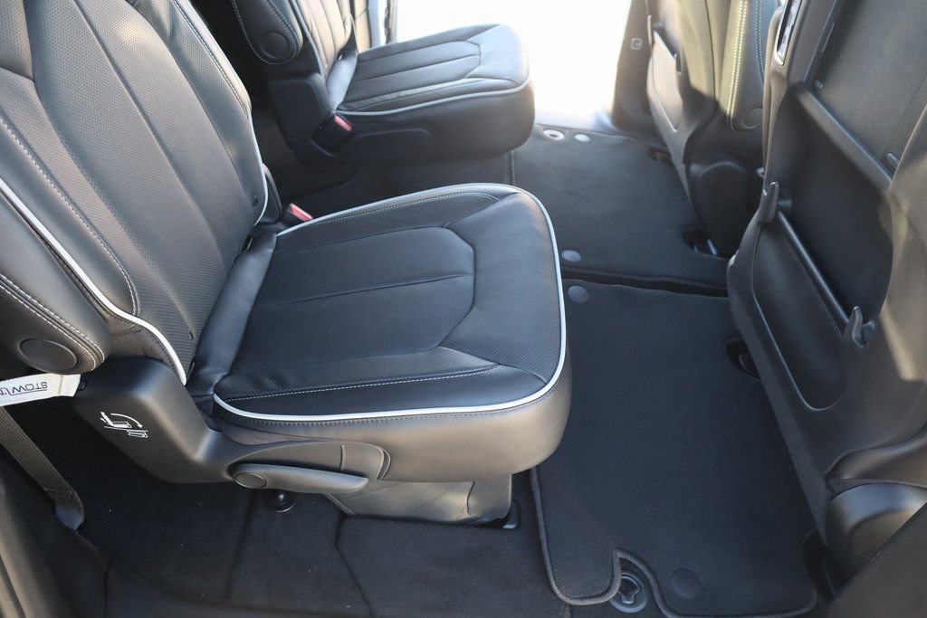 New 2026 Chrysler Pacifica Limited w/ Uconnect Theater Family Group image 15