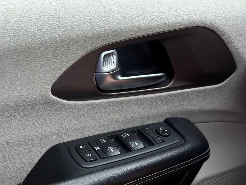 Used 2020 Chrysler Voyager Lxi image 15