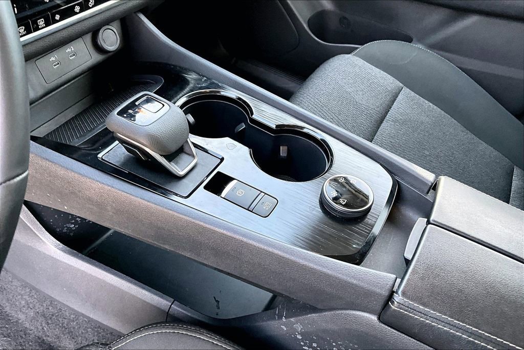 Used 2025 Nissan Rogue SV image 15