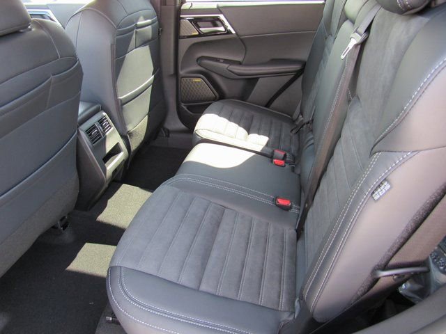 New 2025 Mitsubishi Outlander SE image 9