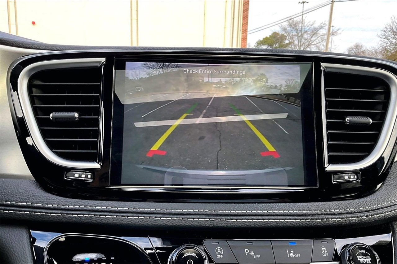 Used 2023 Chrysler Pacifica Limited w/ S Appearance Package image 13