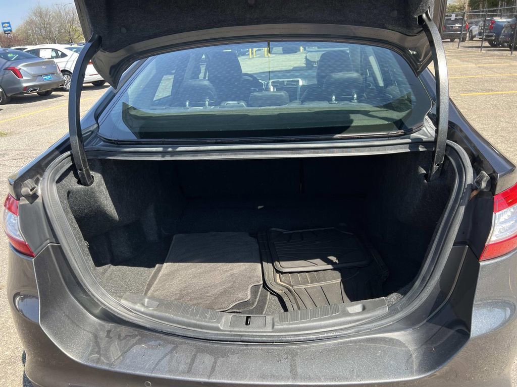 Used 2016 Ford Fusion SE w/ Equipment Group 202A FWD image 9