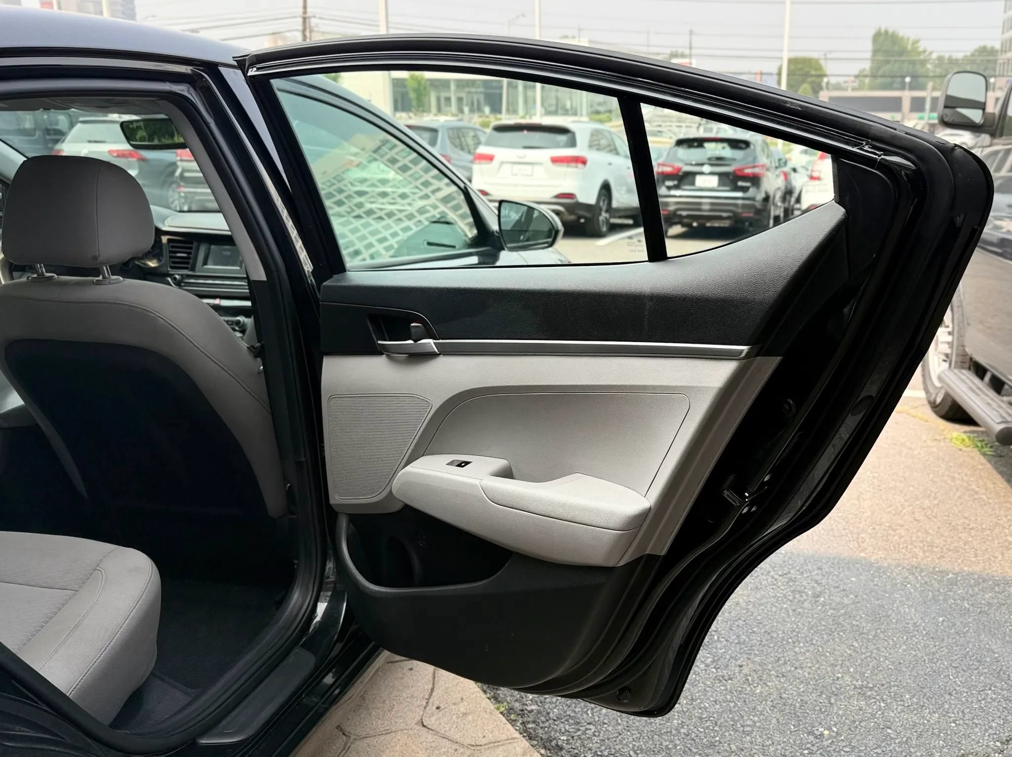 Used 2020 Hyundai Elantra SE FWD image 26