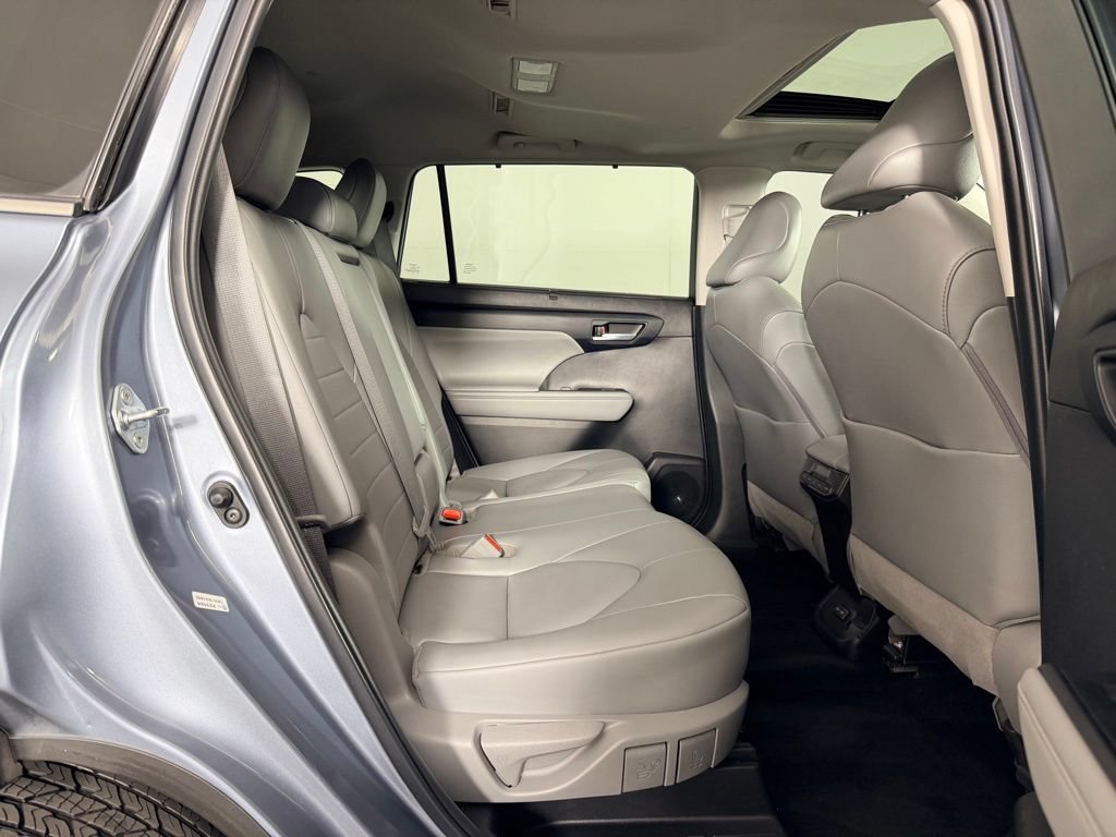 Used 2022 Toyota Highlander XLE FWD image 28