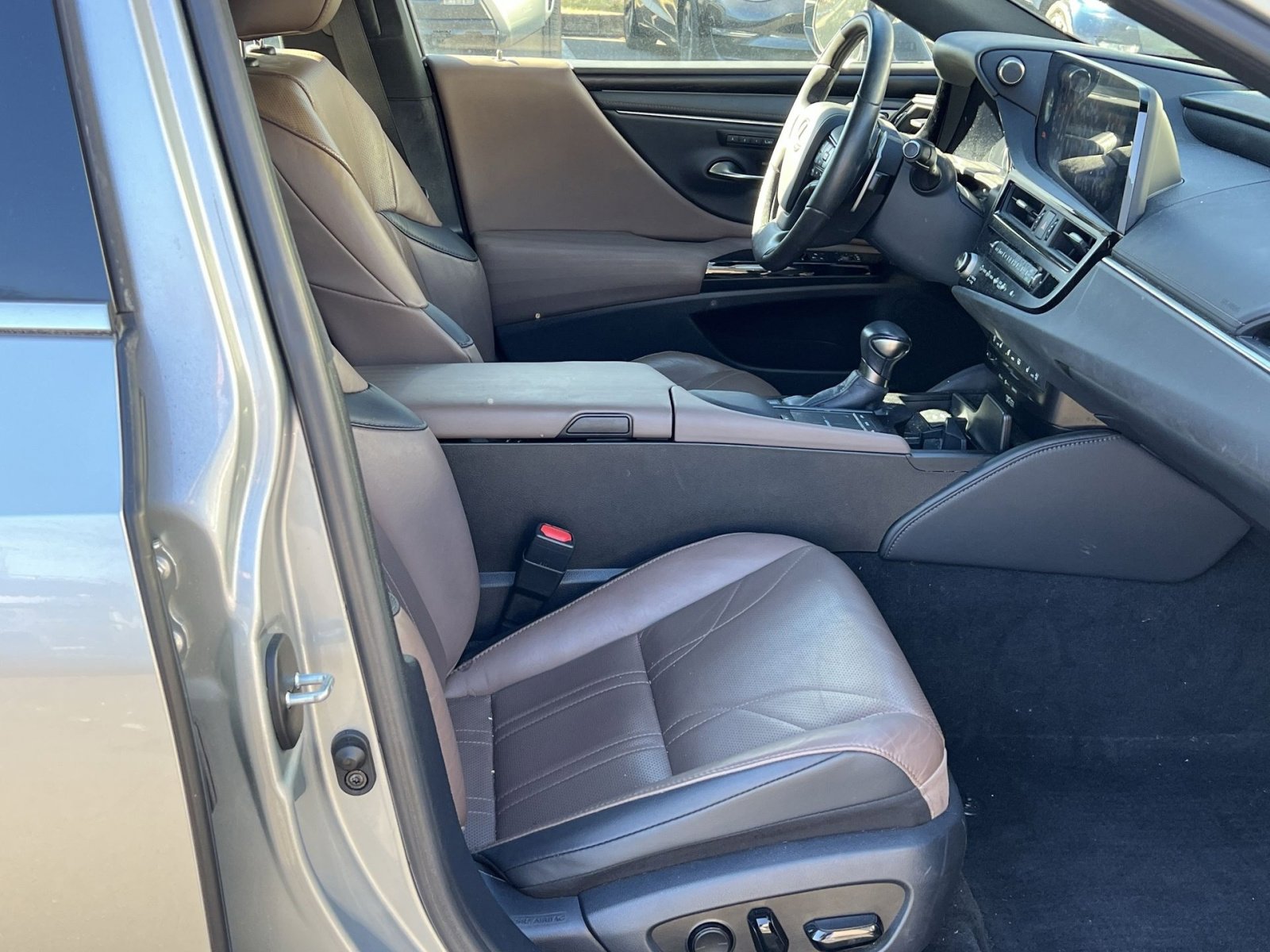 Used 2022 Lexus ES 300h w/ Luxury Package image 28