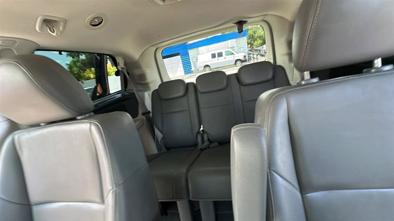 Used 2010 Volkswagen Routan SE FWD image 26