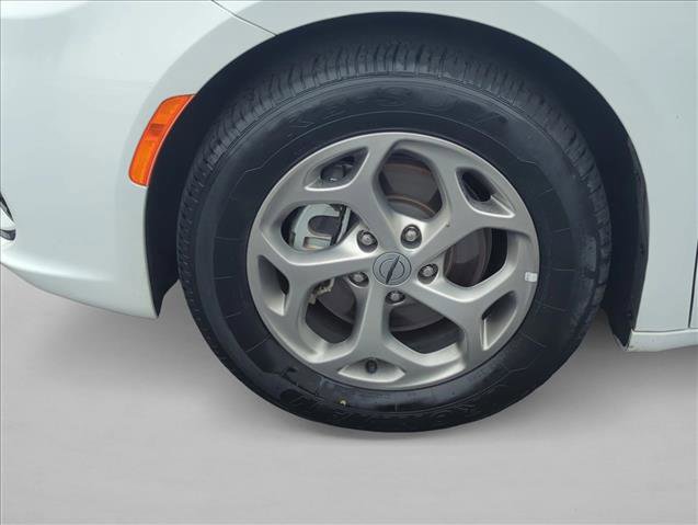 Used 2023 Chrysler Pacifica Limited image 30
