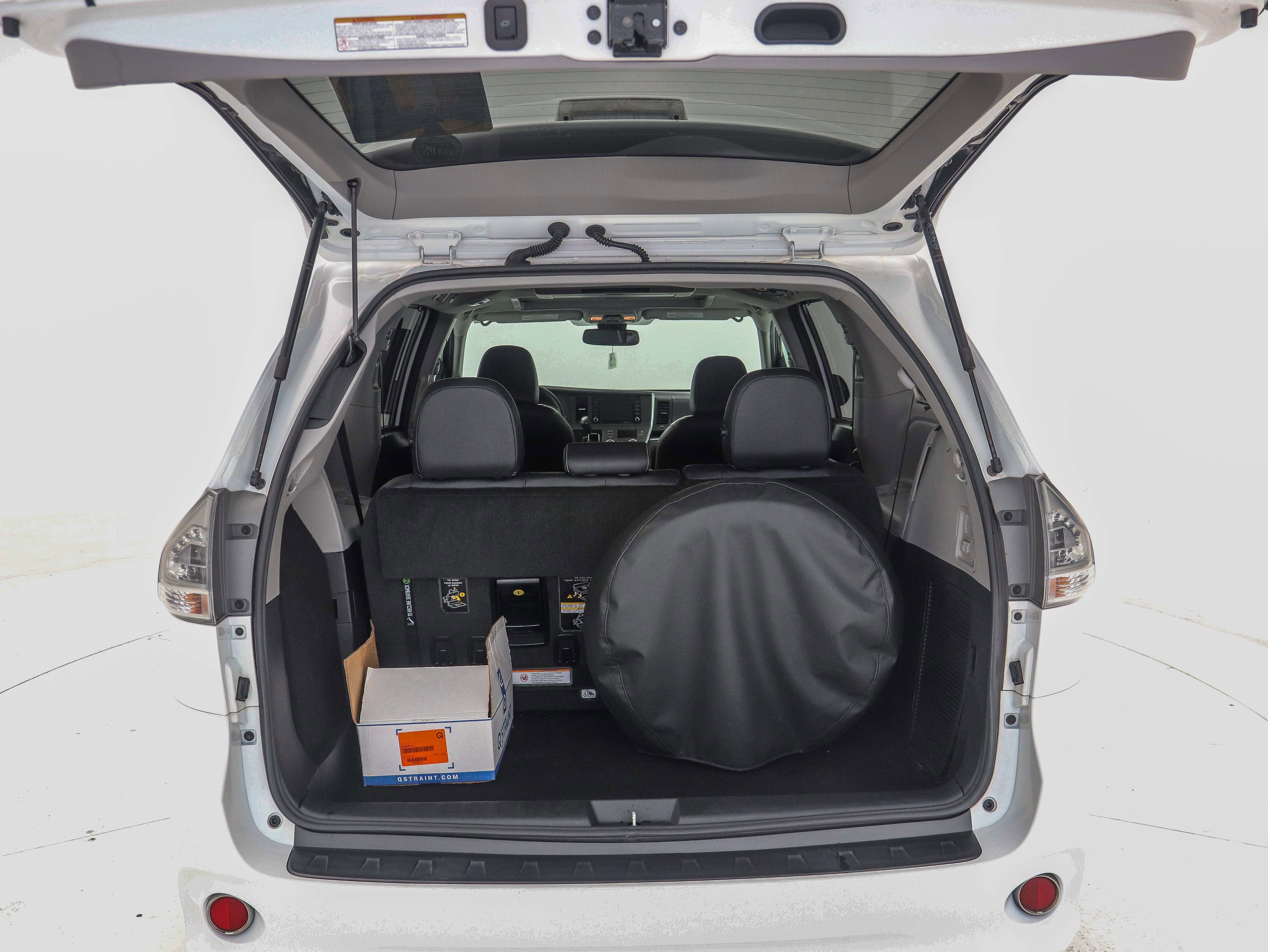 Used 2018 Toyota Sienna SE Premium w/ Carpet Mat Package image 12