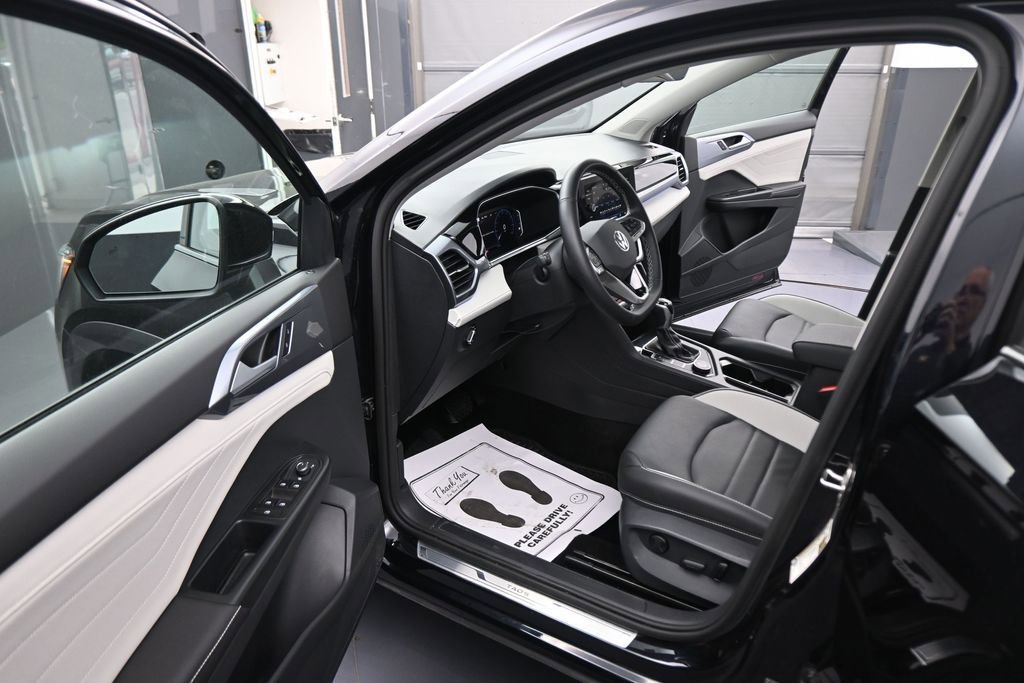 Used 2025 Volkswagen Taos SEL AWD/4WD image 40