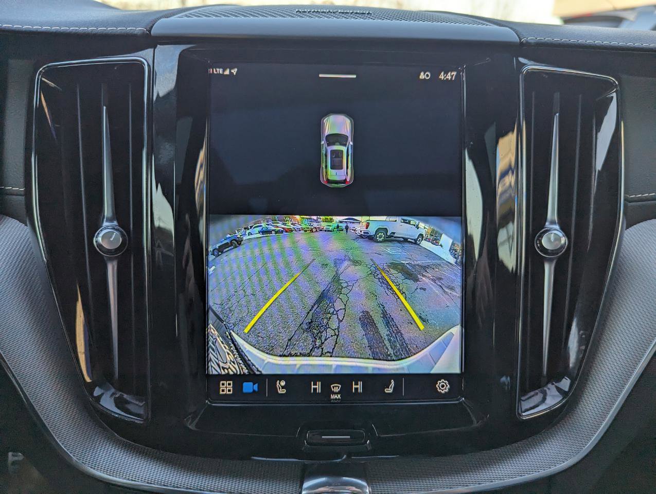 Used 2022 Volvo XC60 B5 R-Design w/ Advanced Package image 21