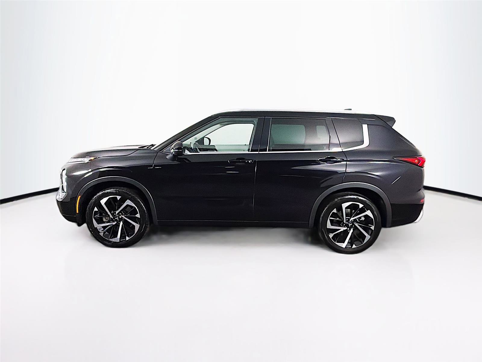 Used 2023 Mitsubishi Outlander SEL image 4