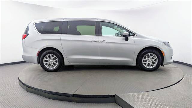Used 2023 Chrysler Voyager LX FWD image 9