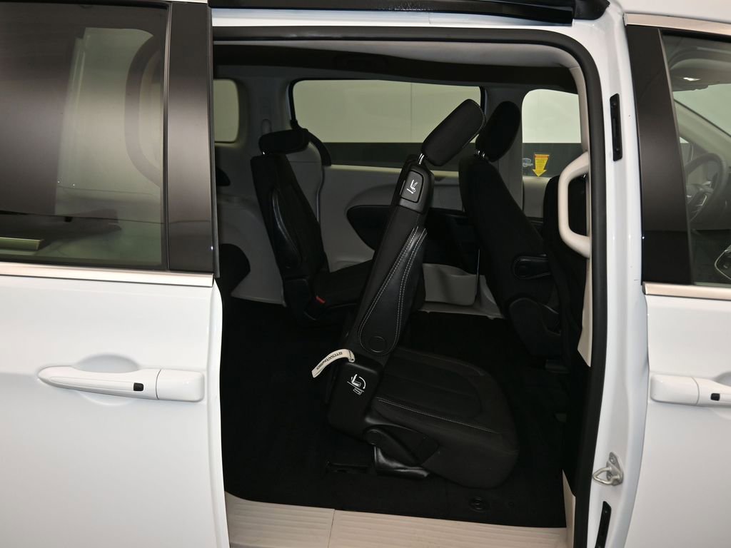 Used 2023 Chrysler Voyager LX image 47
