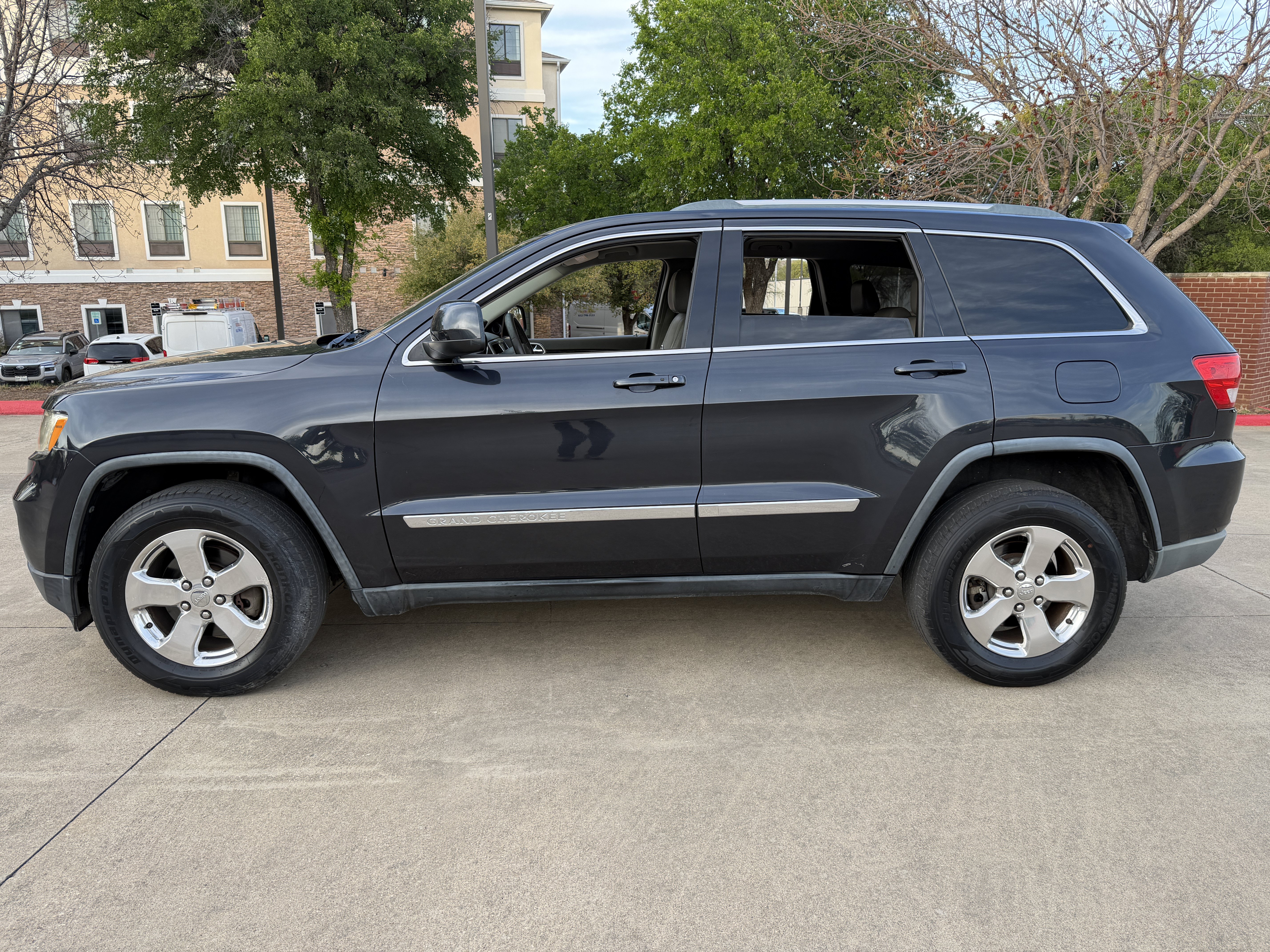 Used 2012 Jeep Grand Cherokee Laredo RWD image 4