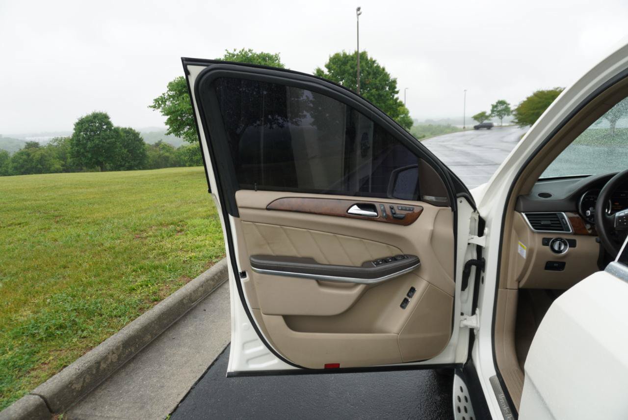 Used 2013 Mercedes-Benz GL 550 4MATIC image 18