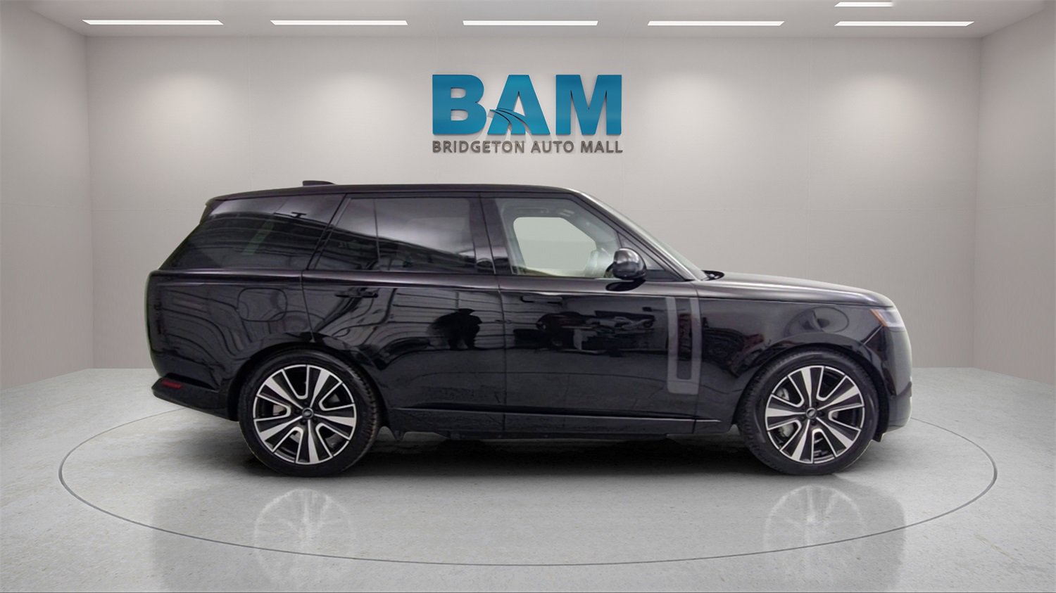Used 2025 Land Rover Range Rover SE image 2