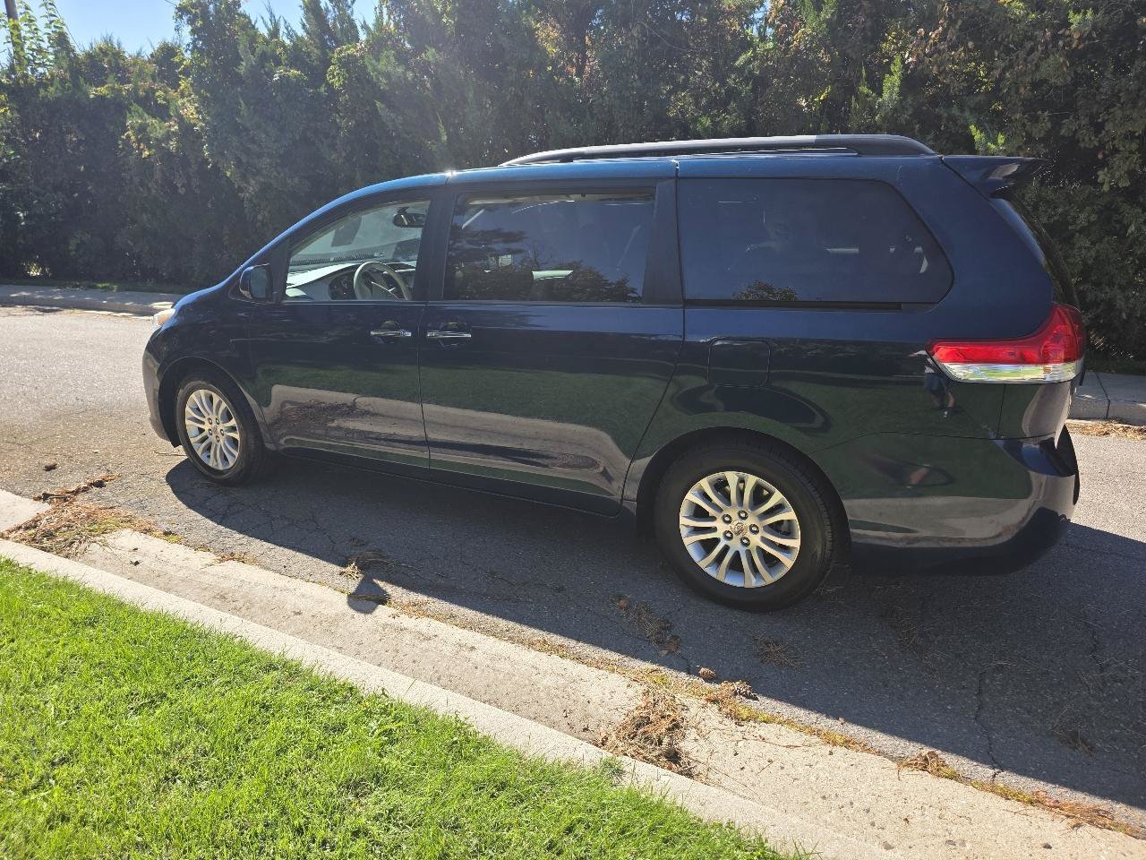 Used 2012 Toyota Sienna XLE FWD image 2